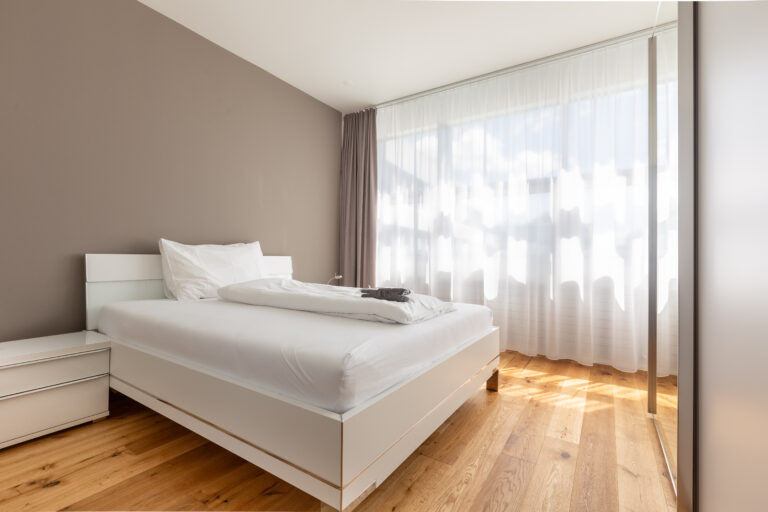 20230808 Guemligen 212GM Schlafzimmer-1