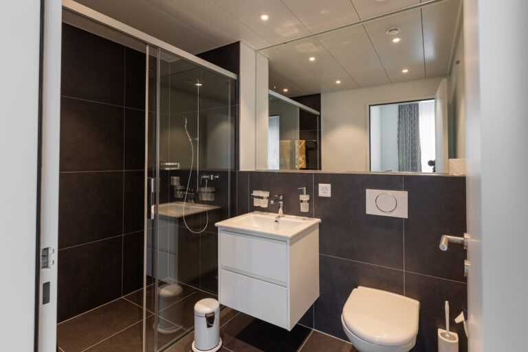 20230811 Guemligen 215GM Badezimmer-1