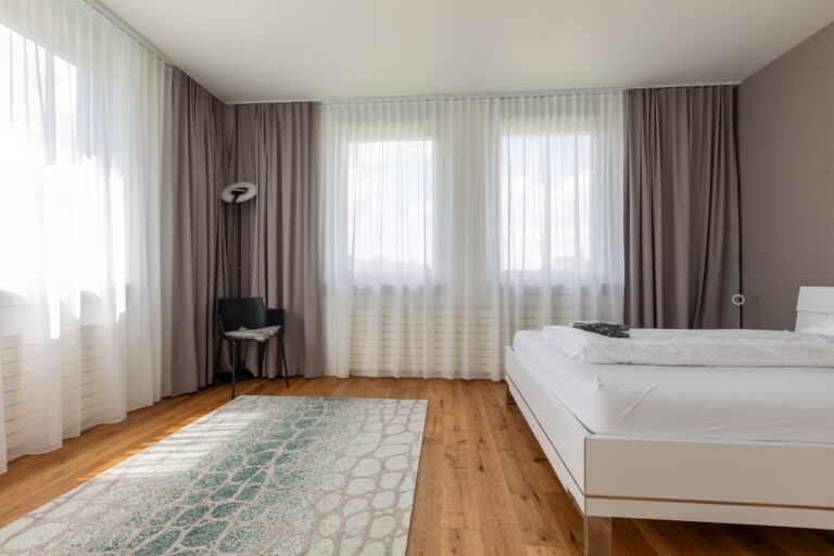 20230811 Guemligen 215GM Schlafzimmer-1