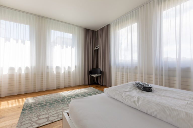 20230811 Guemligen 215GM Schlafzimmer-4