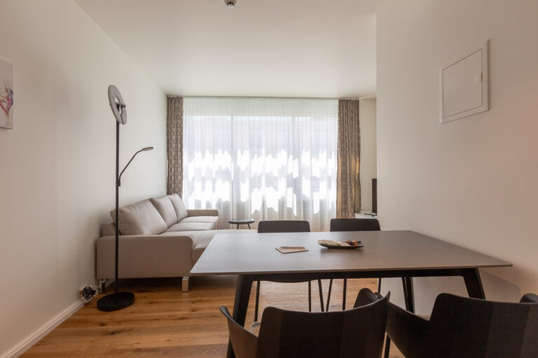 20230811 Guemligen 215GM Wohnzimmer-1