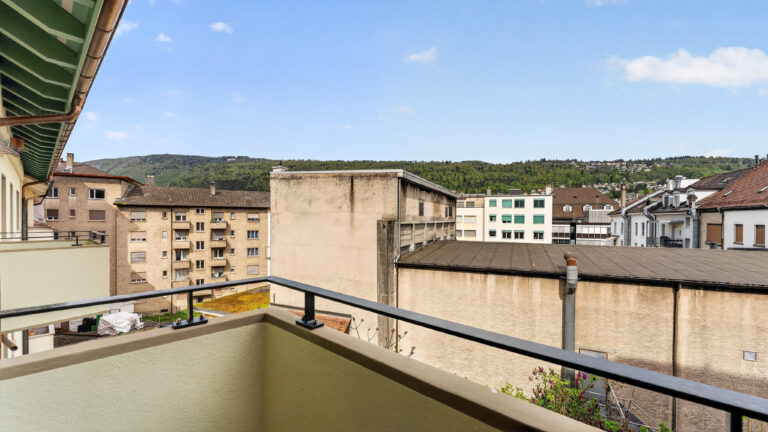Serviced-apartment-biel-esplanade-balcony-45EP-02