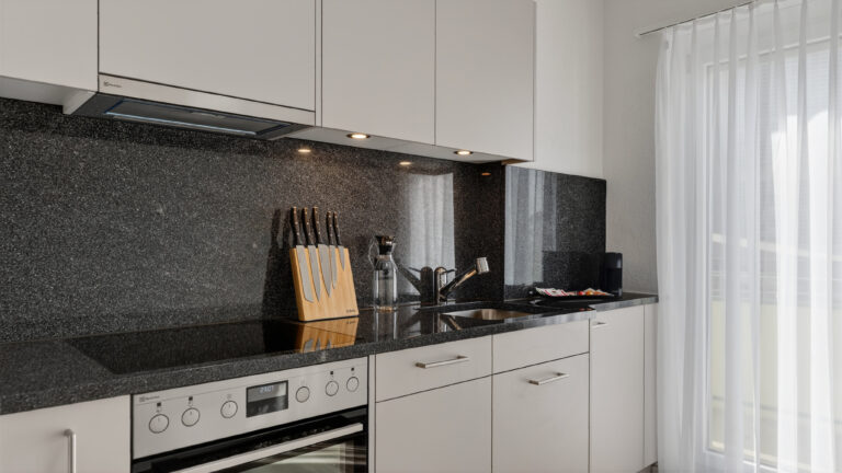 Serviced-apartment-biel-esplanade-kitchen-43EP-01