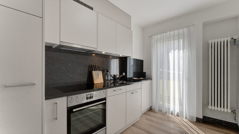 Serviced-apartment-biel-esplanade-kitchen-43EP-02