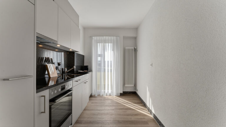 Serviced-apartment-biel-esplanade-kitchen-43EP-04